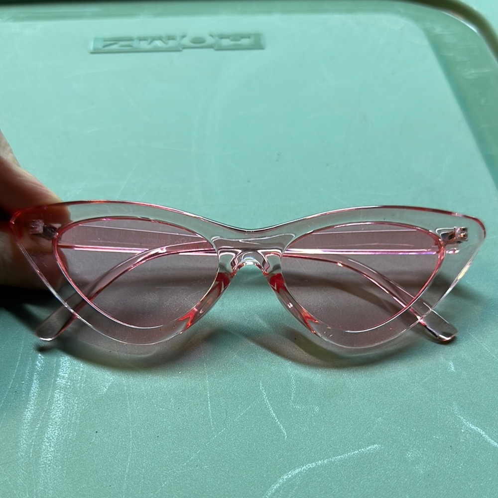 Retro Pink Cat-Eye Glasses with Modern Flair